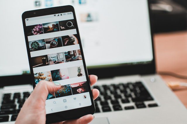 Gestor de redes sociales trabajando